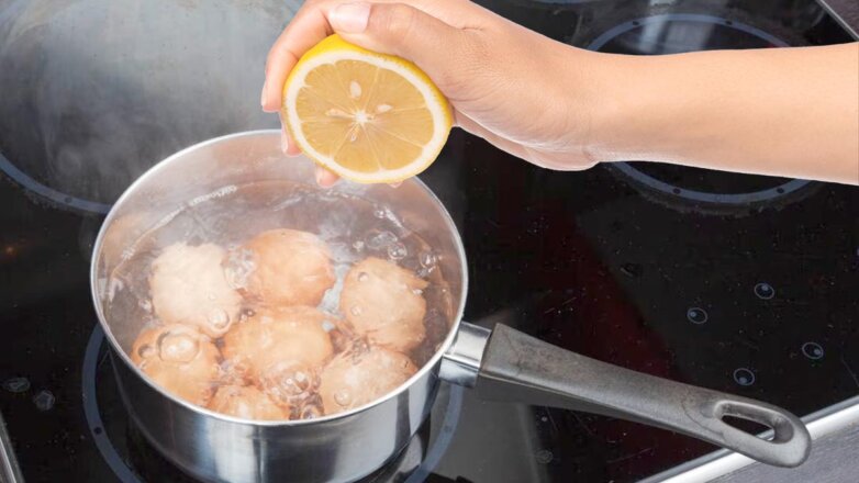 Зачем при варке яиц добавлять лимон в кастрюлю: полезная хитрость опытных хозяек