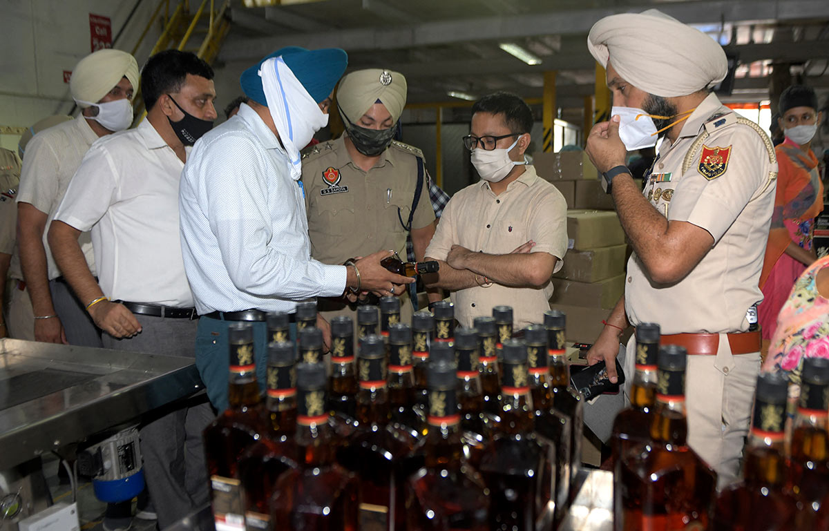 Полицейские проверяют качество спиртных напитков на винокурне в Индии