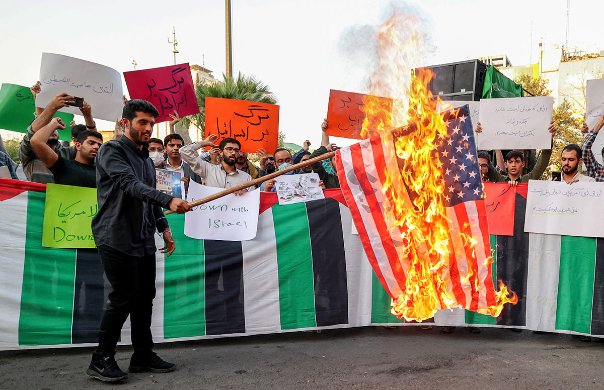 Иранец сжигает флаг США во время акции протеста