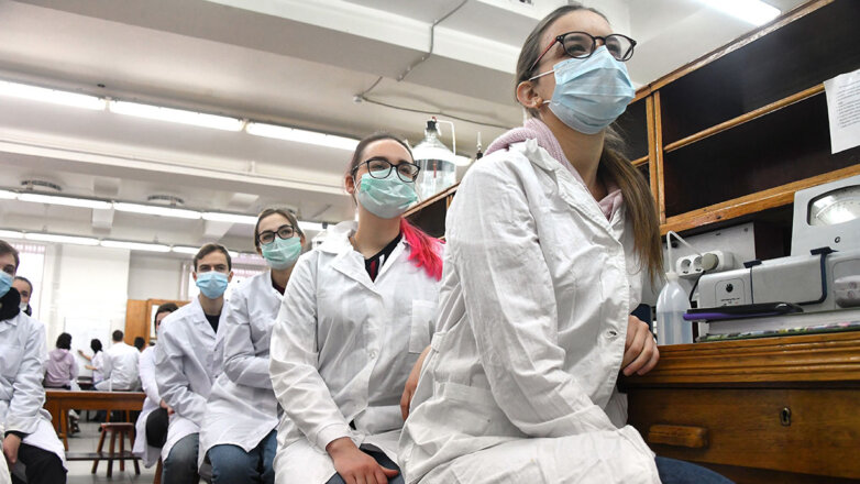 Студенты на занятиях в лабораторных классах