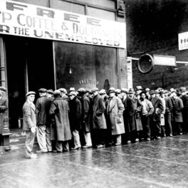 Очередь безработных в столовую во время Великой депрессии в Нью-Йорке