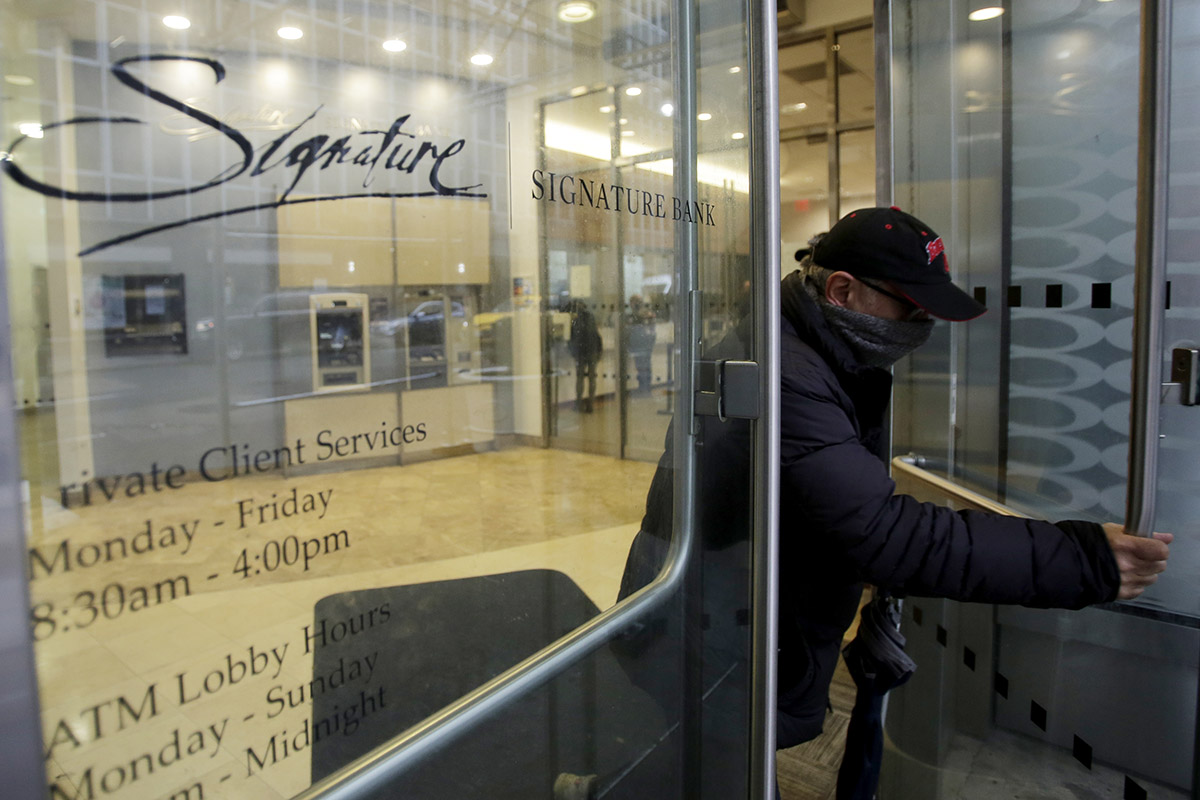 Мужчина выходит из отделения Signature Bank 13 марта 2023 года в Нью-Йорке
