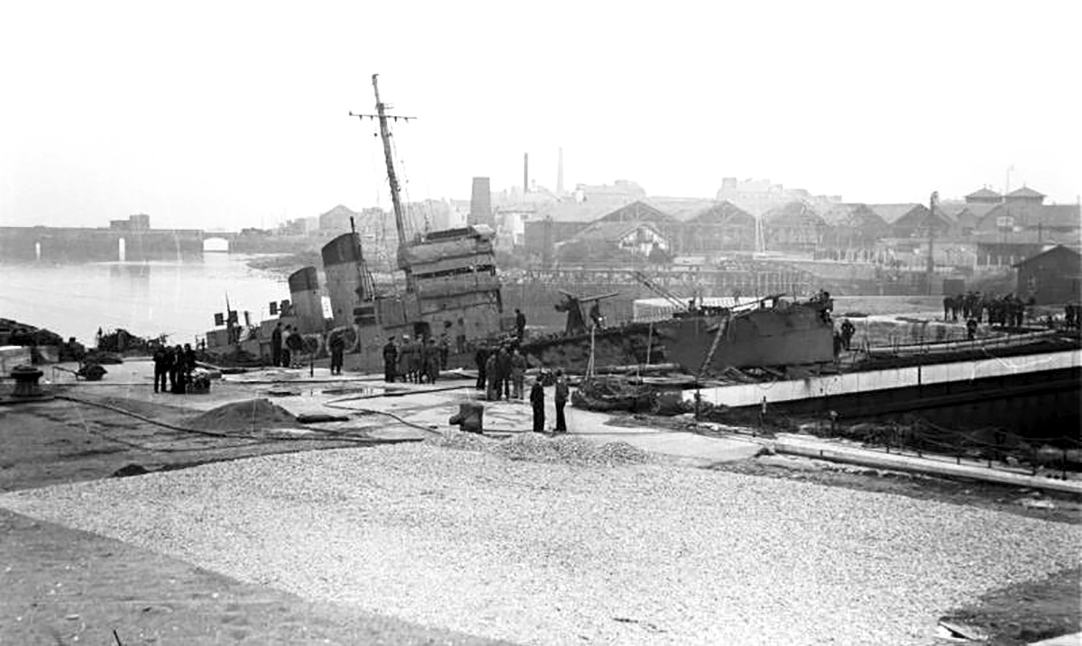 Поврежденный британский эсминец "Кэмпбелтаун" в порту Сен-Назера