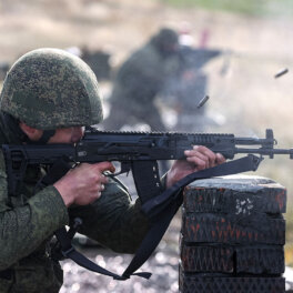 Военнослужащий выполняет элементы стрельбы из автомата АК-12