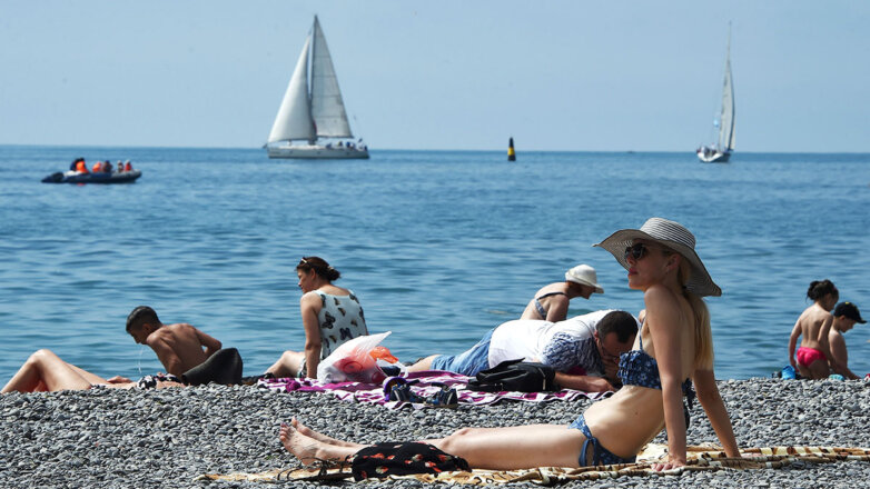 Отдыхающие на городском пляже в Крыму