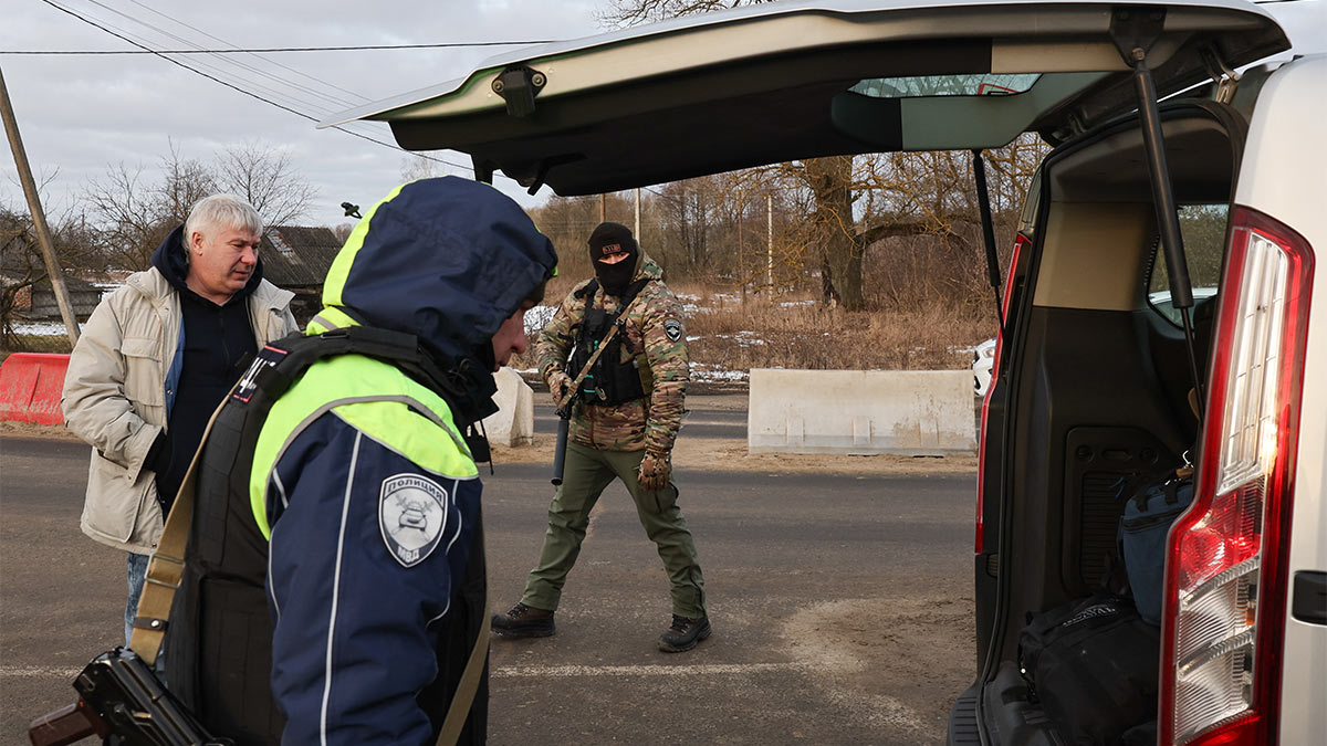 Досмотр автомобилей в Курской области усилен из-за "сигнала о подозрительных лицах"