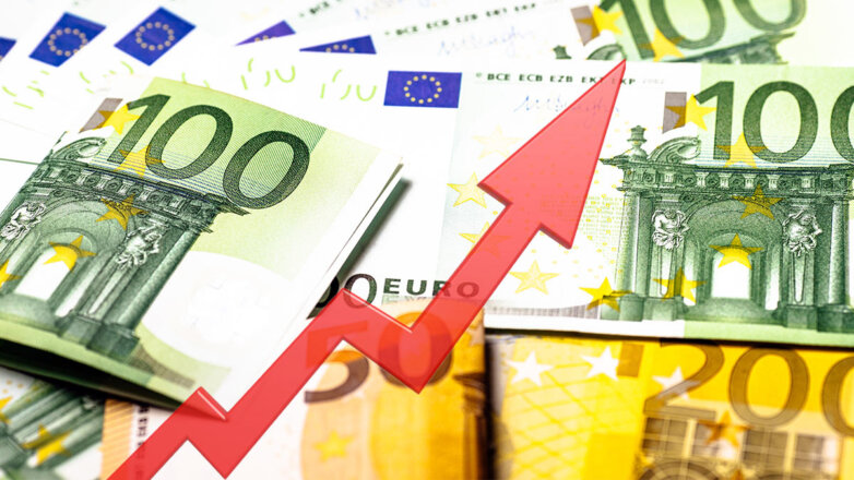 Курс евро поднялся выше 83 рублей впервые с 21 апреля 2022 года