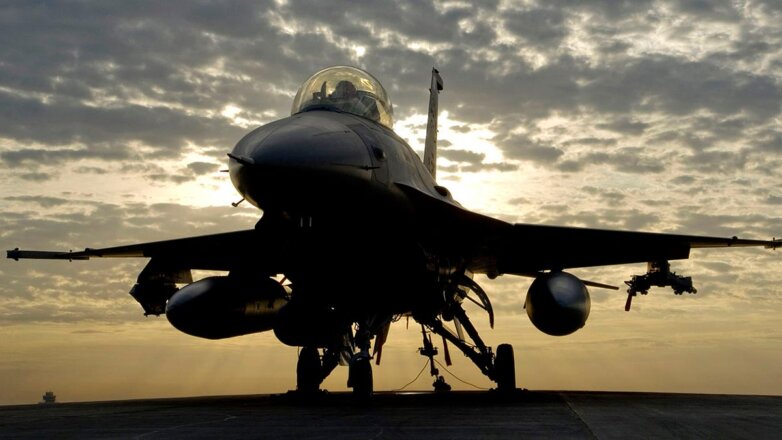 На Украине рассчитывают получить истребители F-16 после решения "технических моментов"
