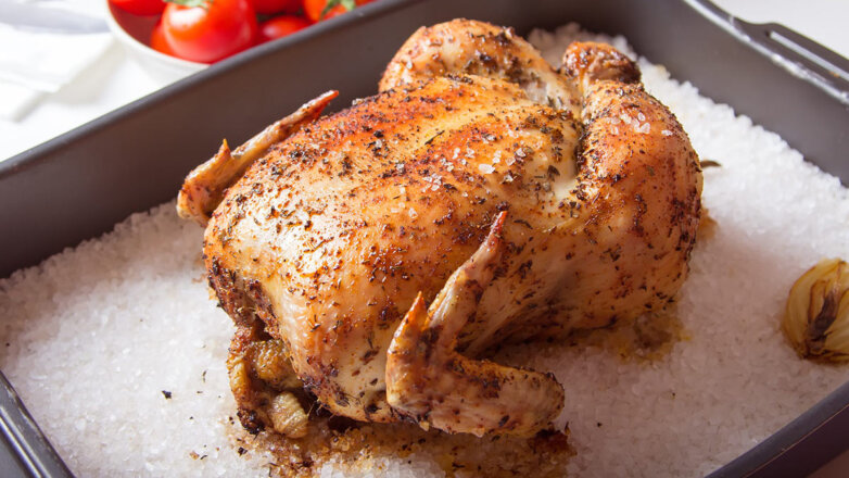 Недорого и вкусно: курица, запеченная на соли в духовке