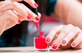 Маникюр с эффектом омоложения: 5 цветов лака для ногтей, украшающих женщин за 50