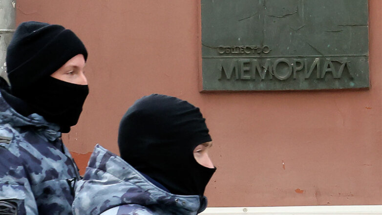 РИА Новости: у сотрудников ликвидированного "Мемориала" прошли обыски