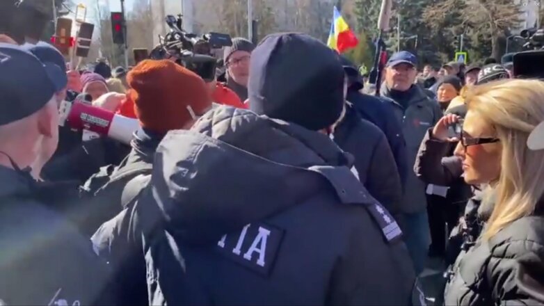 Протестующие в Кишинёве прорвали полицейский кордон