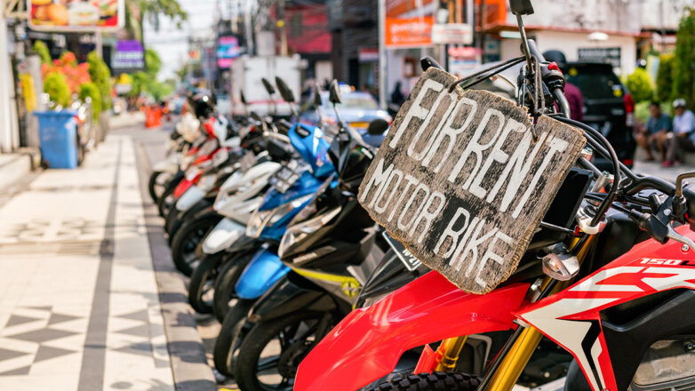 На Бали туристам запретили арендовать мотоциклы