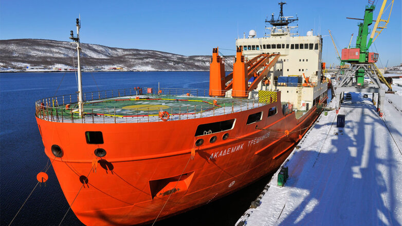 Научно-экспедиционное судно "Академик Трешников" отправилось в Антарктику