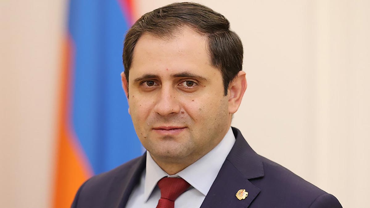 Кабмин Армении опроверг слухи об отставке главы минобороны
