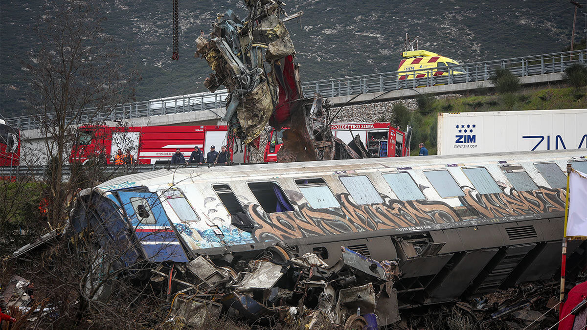Последствия столкновения поездов в Греции