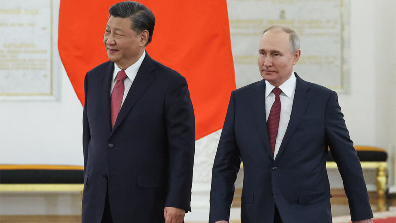 Президент РФ Владимир Путин и председатель КНР Си Цзиньпин (справа налево)