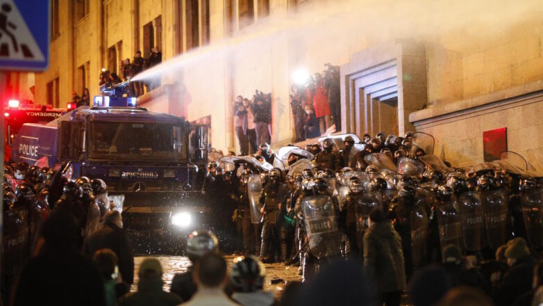 Протестующие опрокинули и подожгли полицейскую машину в Тбилиси