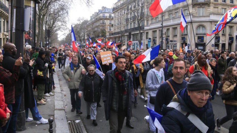 В Париже 4 тысячи человек протестуют против повышения пенсионного возраста