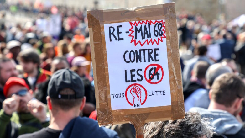 120 человек задержаны на протестах против пенсионной реформы в Париже