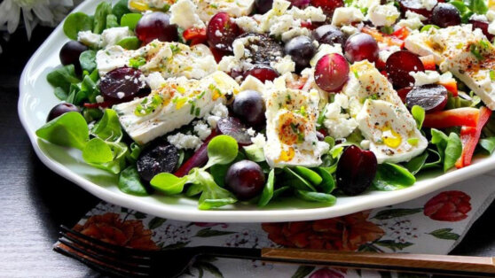 30 минут на кухне: салат с виноградом и мягким сыром без майонеза