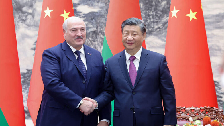 Председатель КНР Си Цзиньпин (справа) и президент Белоруссии Александр Лукашенко