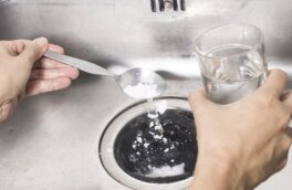 Как избавиться от засора в раковине с помощью пищевой соды и уксуса