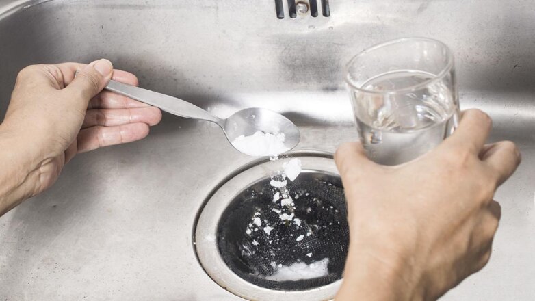 Как избавиться от засора в раковине с помощью пищевой соды и уксуса