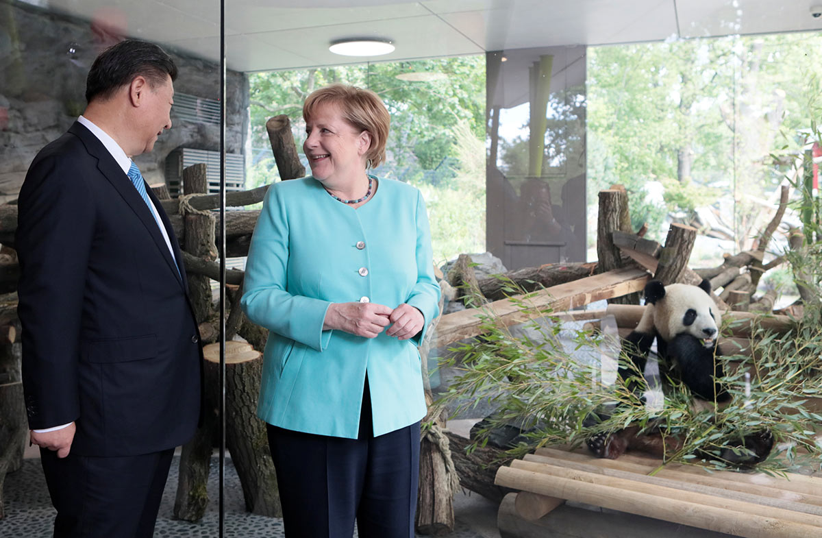 Канцлер Германии Ангела Меркель и председатель КНР Си Цзиньпин посетили церемонию открытия вольер для панд в зоопарке Берлина