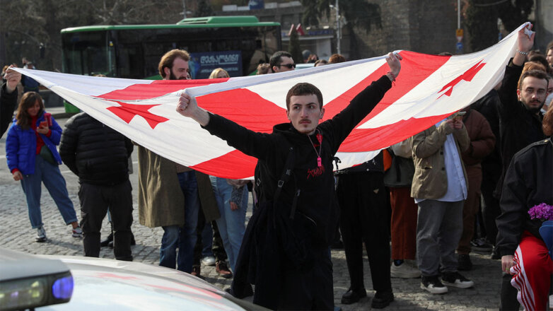 Протестующие в Тбилиси собрались блокировать парламент