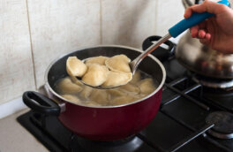 Как правильно варить пельмени, чтобы они не слипались: простые хитрости