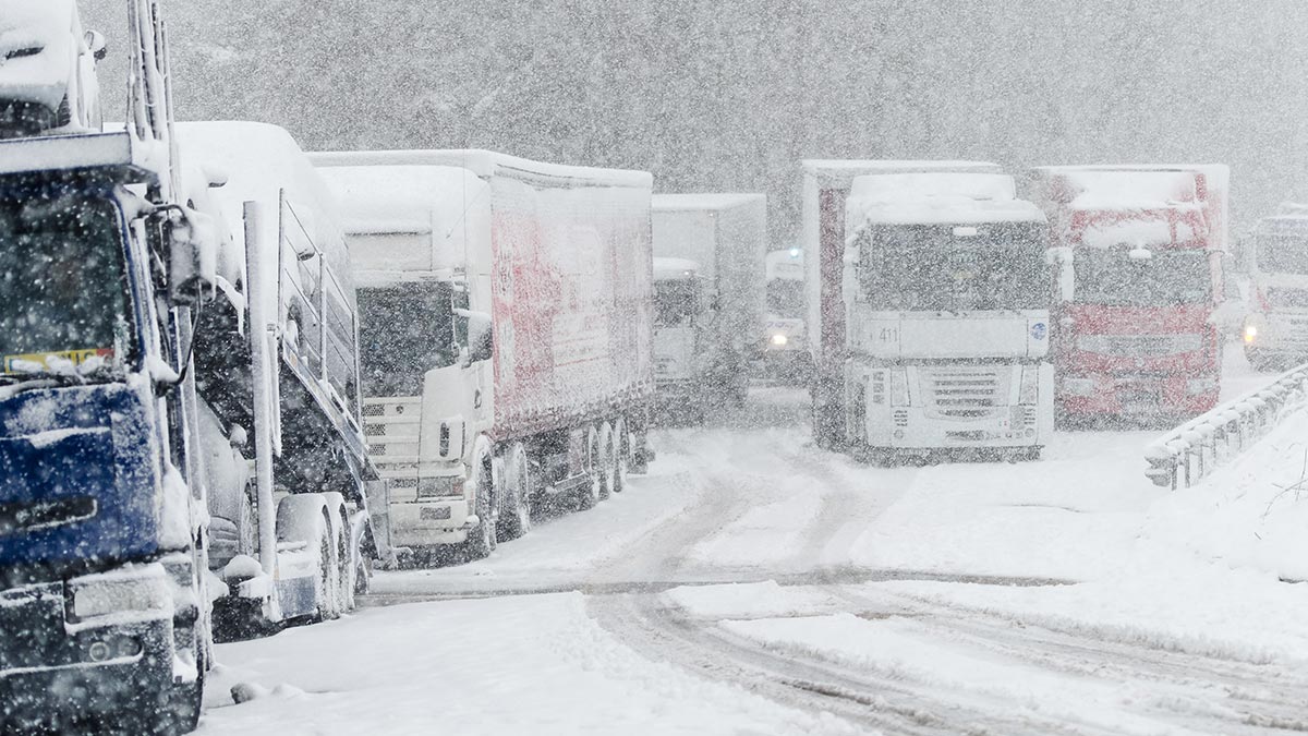 Военно-Грузинскую дорогу закрыли для грузовиков из-за непогоды