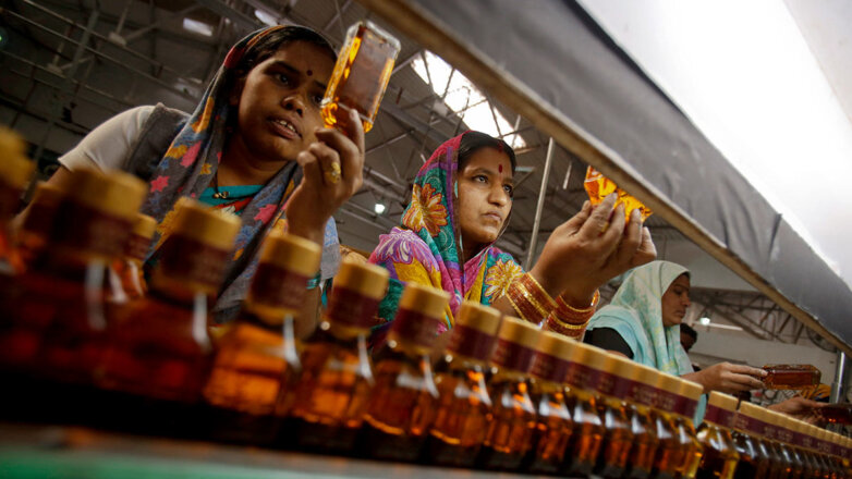 Производство виски на заводе в Индии