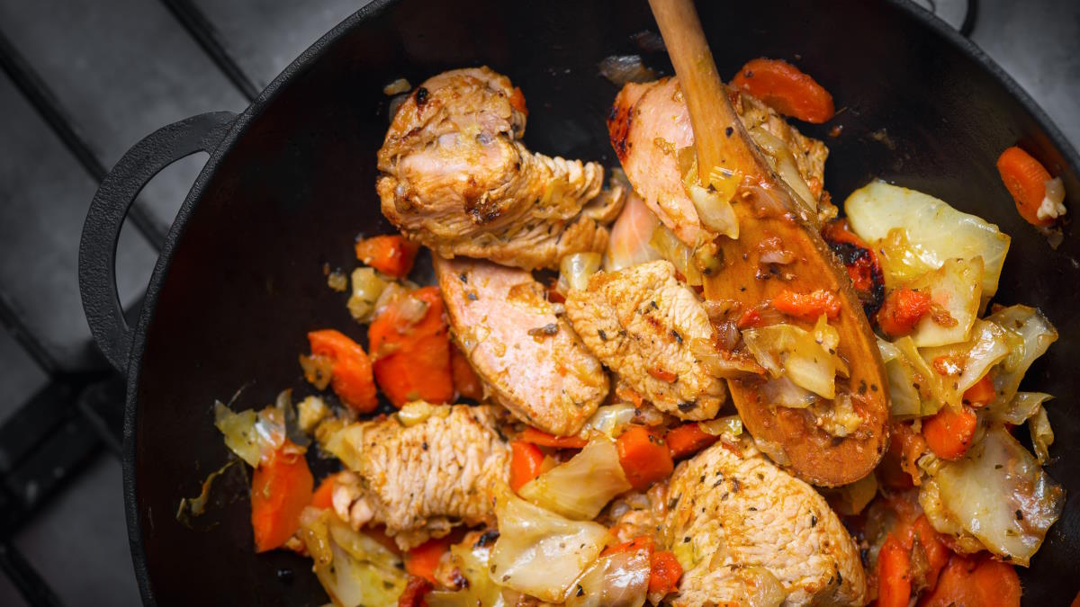 30 минут на кухне: индейка с луком и морковью на сковороде