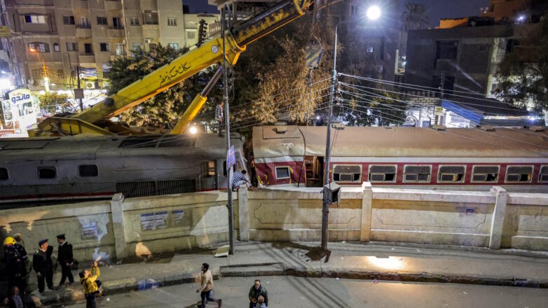 Пассажирский поезд врезался в платформу станции в Египте, есть погибшие