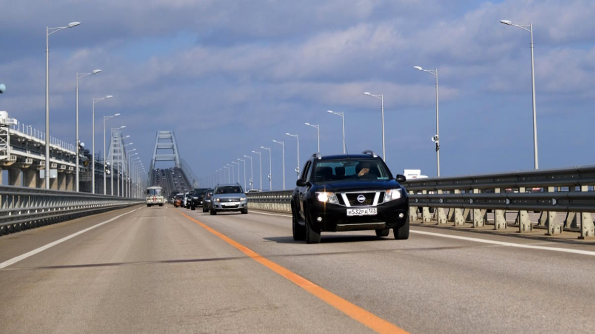 За день очередь из машин к Крымскому мосту со стороны Кубани сократилась в 3 раза