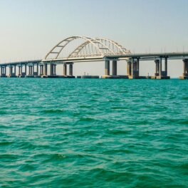 В очередях перед Крымским мостом скопилось рекордное количество автомобилей - более 4000