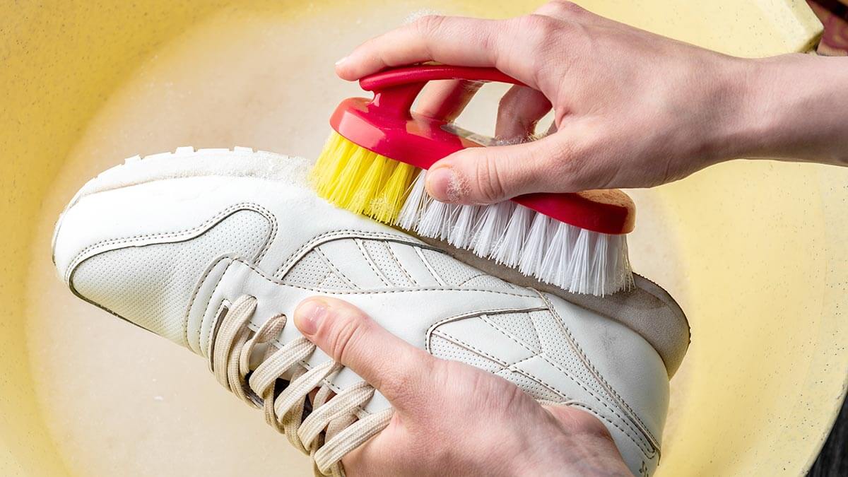 Как почистить белую обувь: инструкция