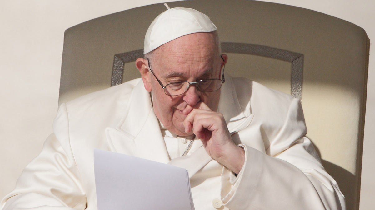 Папа Римский проведет в больнице еще несколько дней из-за вирусного бронхита