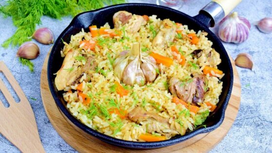 Недорого и вкусно: рассыпчатый плов с курицей на сковороде