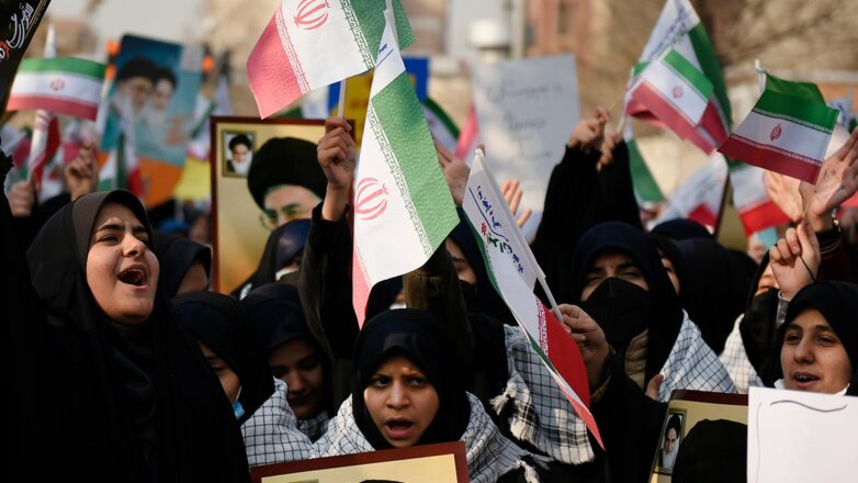Массовые отравления школьниц в Иране привели к протестам по всей стране