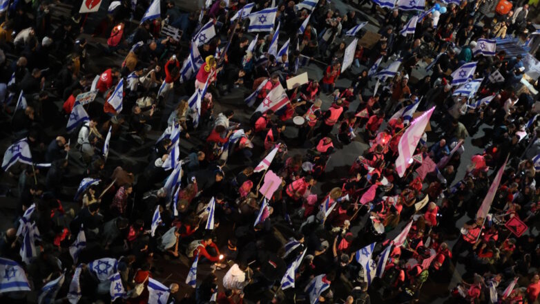 СМИ: в Израиле тысячи протестующих вышли на улицы после отставки министра обороны