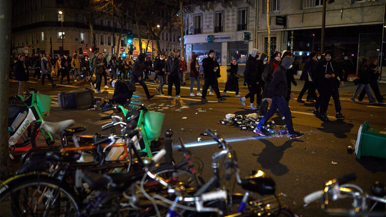 Протестующие попытались поджечь мэрию города во Франции