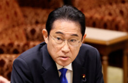 СМИ: премьер Японии пробыл 2,5 часа на саммите по Украине и улетел в Токио