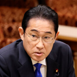СМИ: премьер Японии пробыл 2,5 часа на саммите по Украине и улетел в Токио