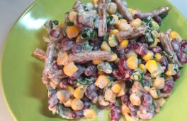 30 минут на кухне: простой и вкусный салат из фасоли и кукурузы с сухариками