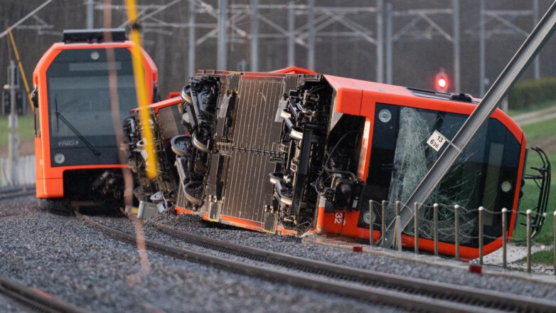 Два пассажирских поезда сошли с рельсов в Швейцарии