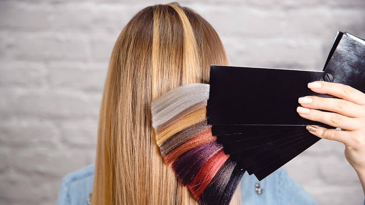 Эксперты назвали 5 видов окрашивания волос, которые давно вышли из моды