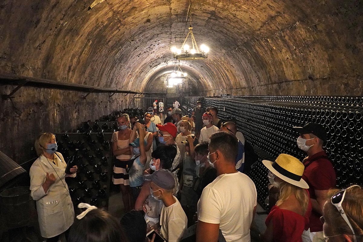 Посетители во время экскурсии в хранилище завода шампанских вин "Абрау-Дюрсо".