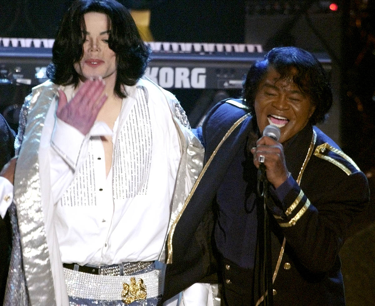 Певец Майкл Джексон (L) выступает с соул-певцом Джеймсом Брауном